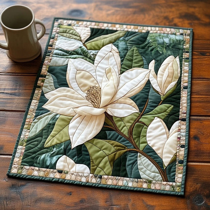 Magnolia sur fond vert – Napperons matelassés