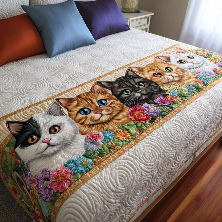 Chats curieux parmi les fleurs – Chemin de lit matelassé