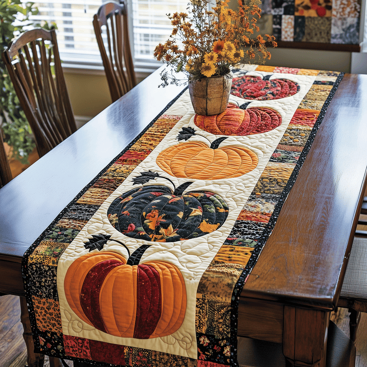 Citrouilles colorées sur fond crème – Chemin de table matelassé