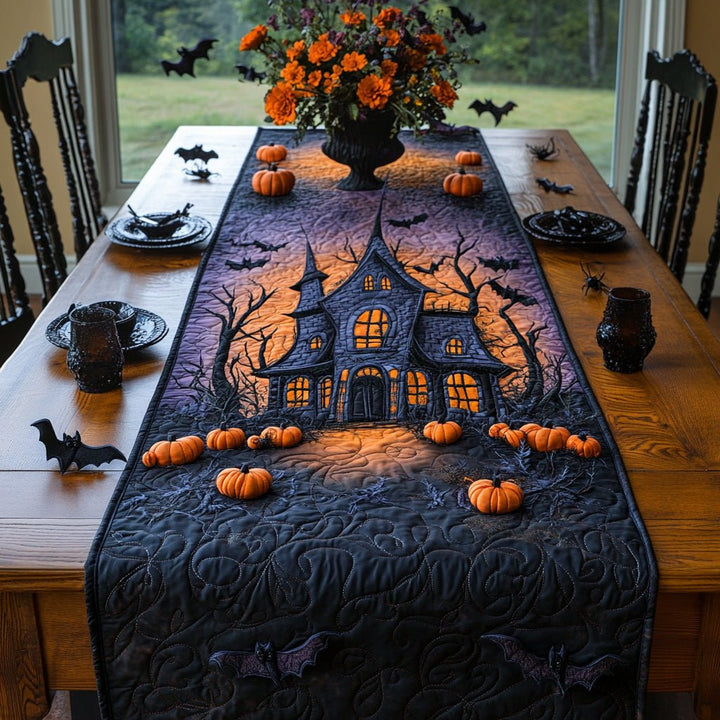 Maison hantée au crépuscule violet – Chemin de table matelassé
