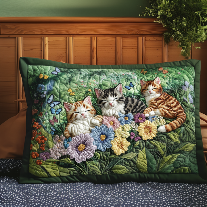 Chatons endormis parmi les fleurs – Taie d’oreiller matelassée