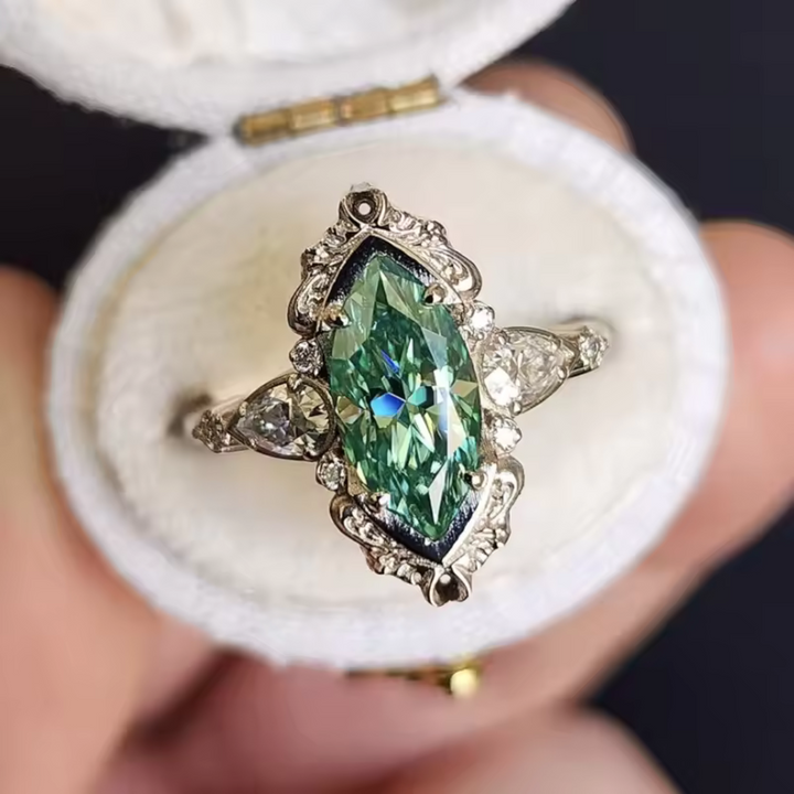 Bague en émeraude marquise