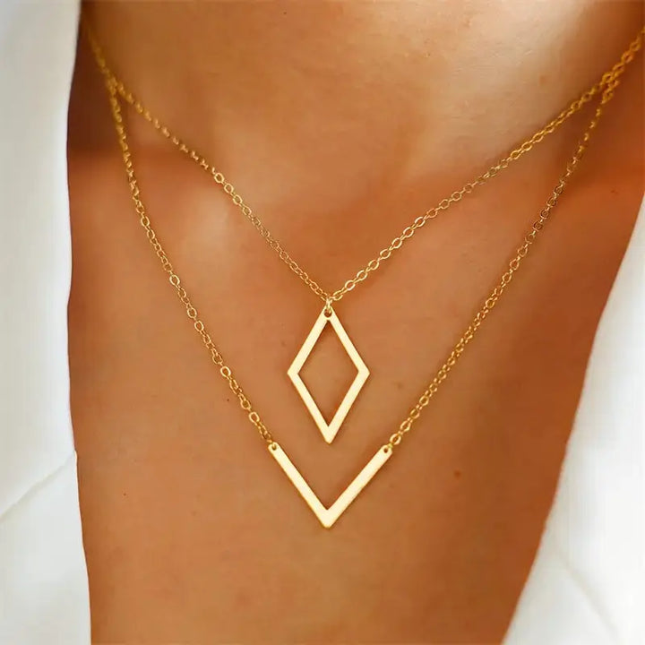 Collier Élégant avec Pendentif Géométrique en V