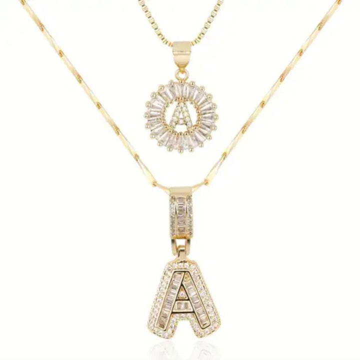 Ensemble de colliers avec initiale pavée