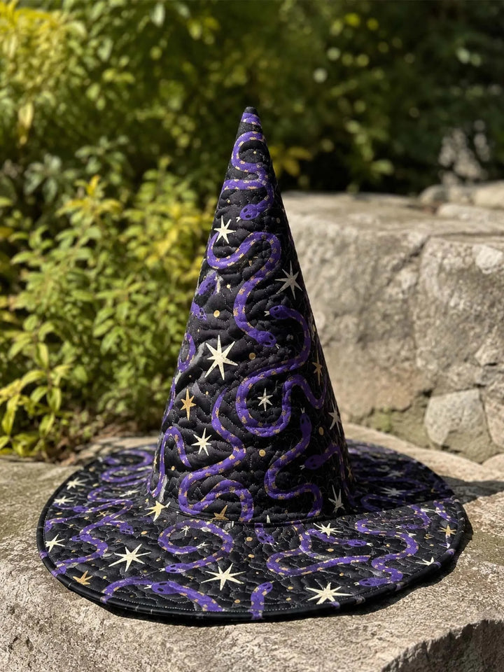 Serpents et étoiles violets – Chapeau de sorcière matelassé décoratif