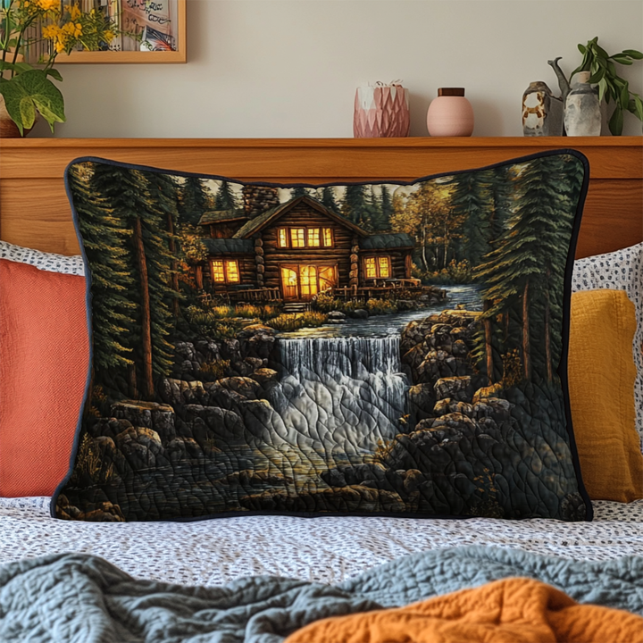 Chalet et cascade en forêt – Taie d’oreiller matelassée