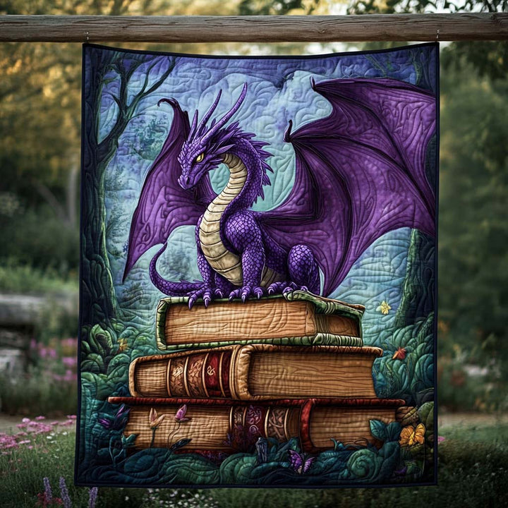 Dragon violet sur une pile de livres – Couverture matelassée