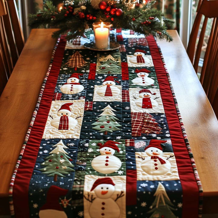 Bonshommes de neige et sapins en patchwork – Chemin de table matelassé