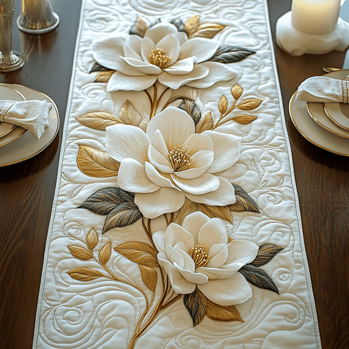 Magnolias dorés sur fond crème – Chemin de table matelassé