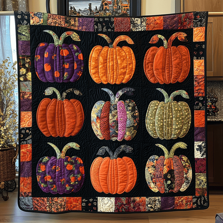 Citrouilles en patchwork sur fond noir – Couverture matelassée