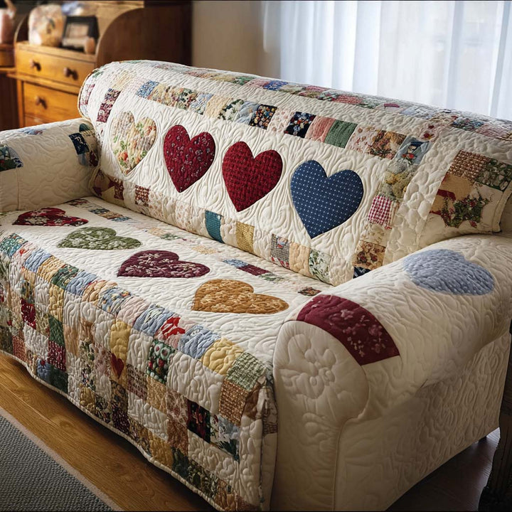Cœurs et patchwork pastel – Housse de canapé matelassée