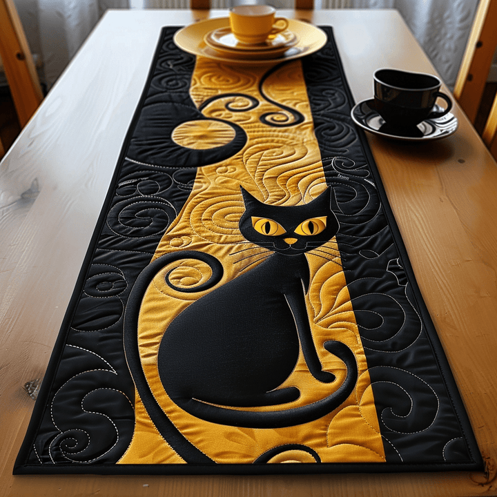 Chat noir sur fond doré – Chemin de table matelassé