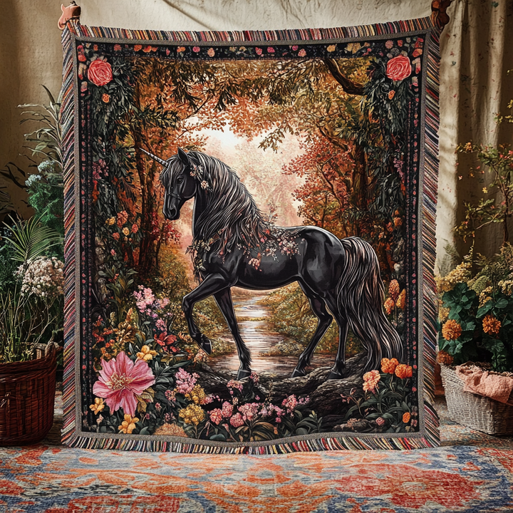 Cheval noir dans la forêt enchantée – Jeté de canapé tissé