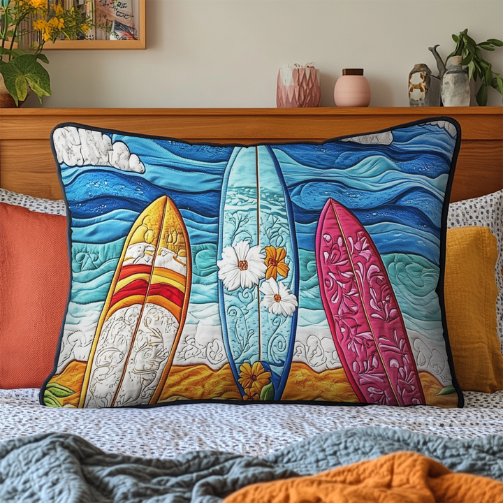 Planches de surf sur la plage – Taie d’oreiller matelassée
