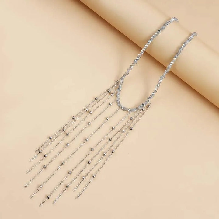 Collier avec Franges Argentées et Perles en Forme de Gouttes