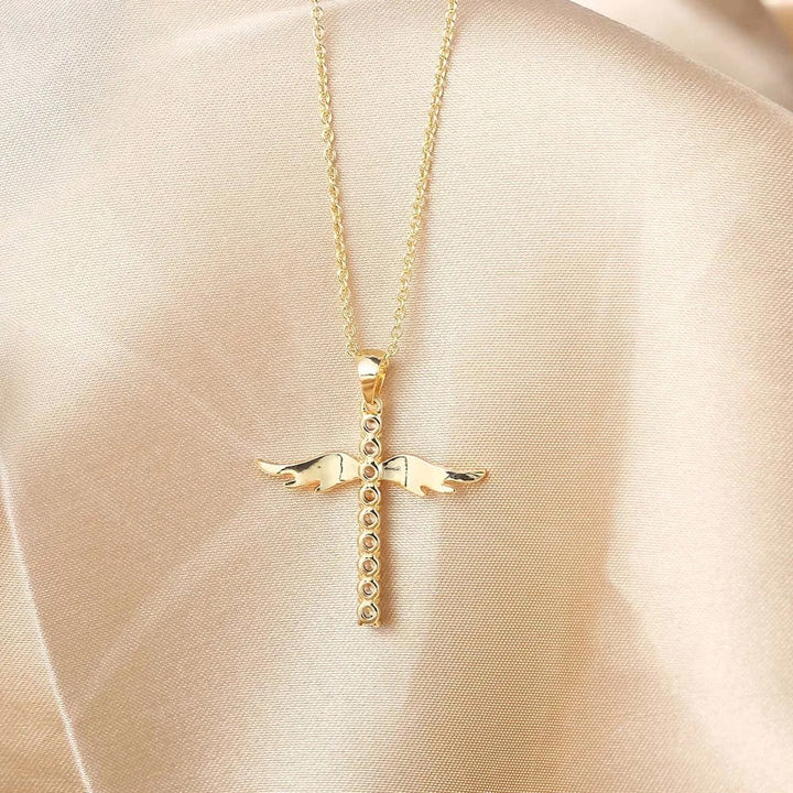 Collier avec Pendentif en Forme de Croix avec Ailes Angéliques Dorées