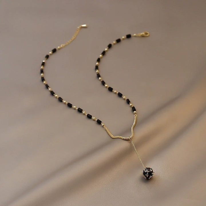 Collier Vintage avec Perles Noires et Pendentif en Forme de Goutte