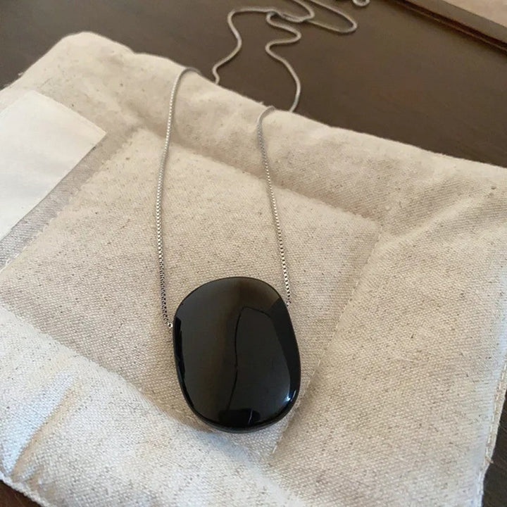 Collier Classique avec Chaîne Argentée et Pierre Noire